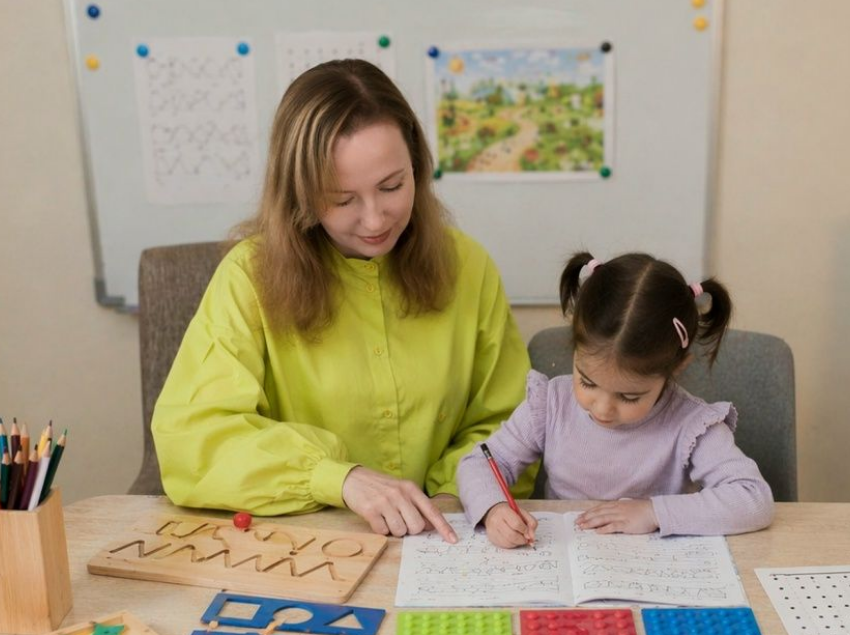 ABA терапия представляет собой смесь психологических и образовательных методов, которые подбираются в соответствии с потребностями каждого отдельного ребёнка, чтобы изменить его поведение.